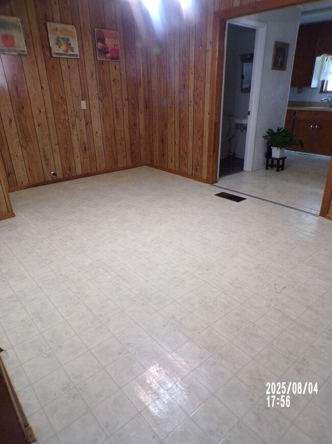 Building Photo - centrally located, pets negotiable with owner approval