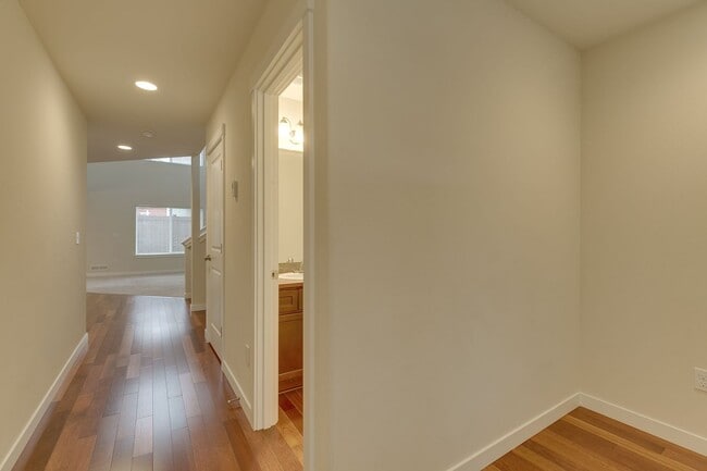 Building Photo - Bright and spacious 3 bed home in nice Lynnwood location!