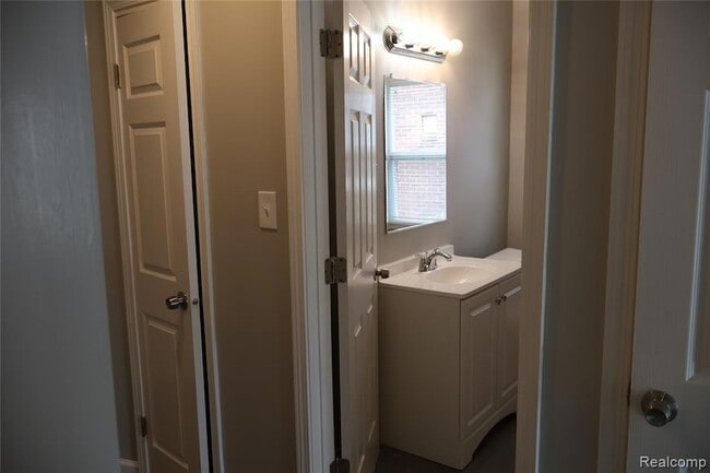 Building Photo - 5559 Bluehill St
