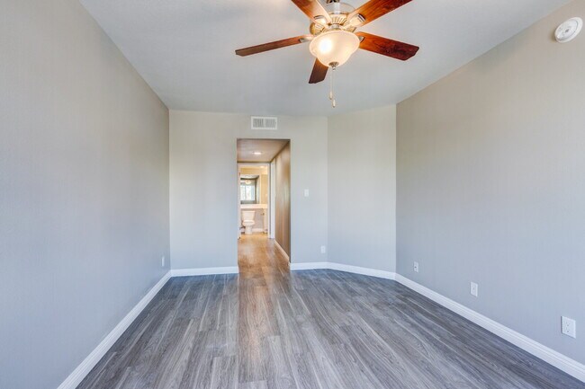 Building Photo - Smartly Designed 2-Bedroom Apartment in Prime Studio City Location