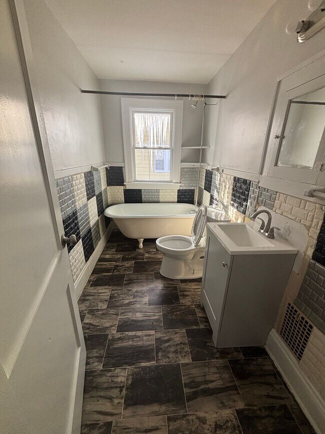 Building Photo - 3bd Single Voucher Only