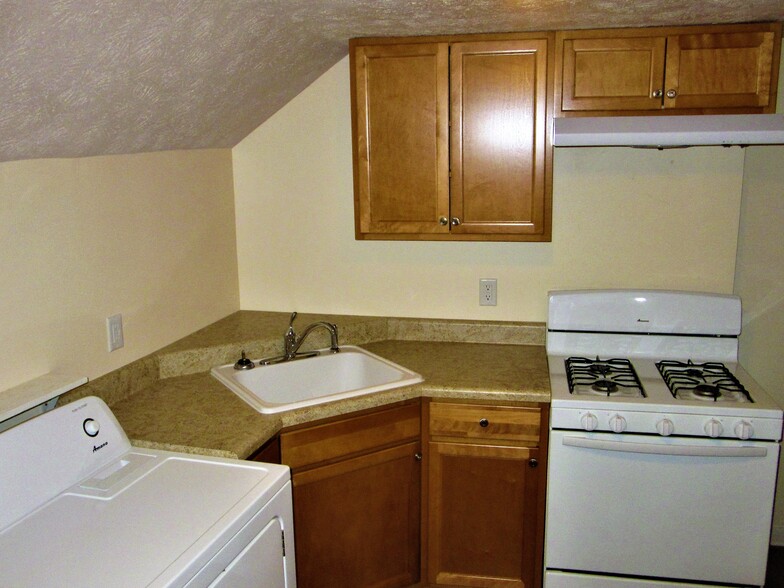 kitchen - 605 N Walnut St