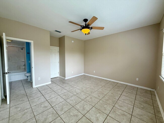Building Photo - 3 bedroom, 3 bath Luxury Living Along the ...