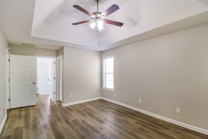 Building Photo - 915 Castlerock Way