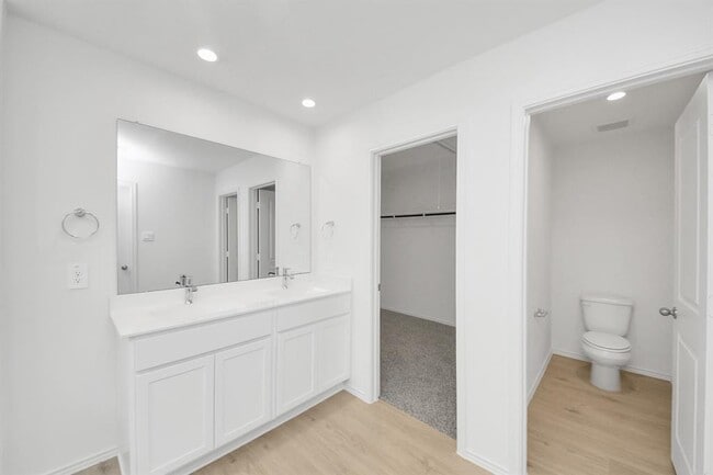 Building Photo - 5038 Balcolm Dr
