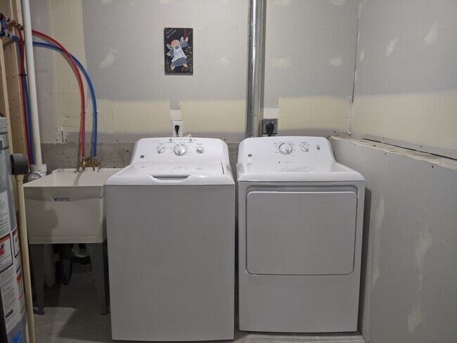 Building Photo - 819 Thompson Dr