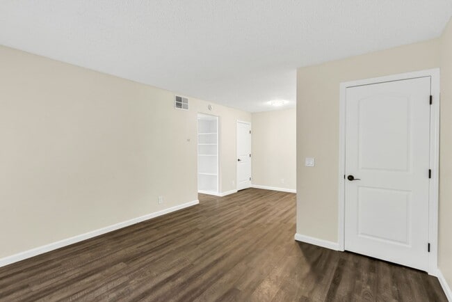 Building Photo - Great 2 Bedroom Condo in Gated Community