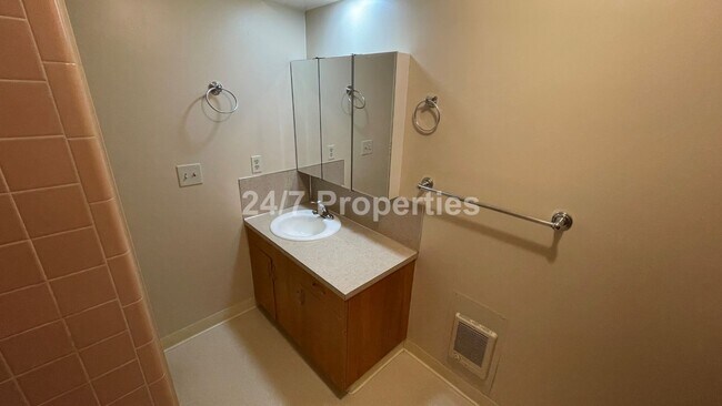 Building Photo - Beautiful 1 BD | 1 BA Apartment with a Vie...