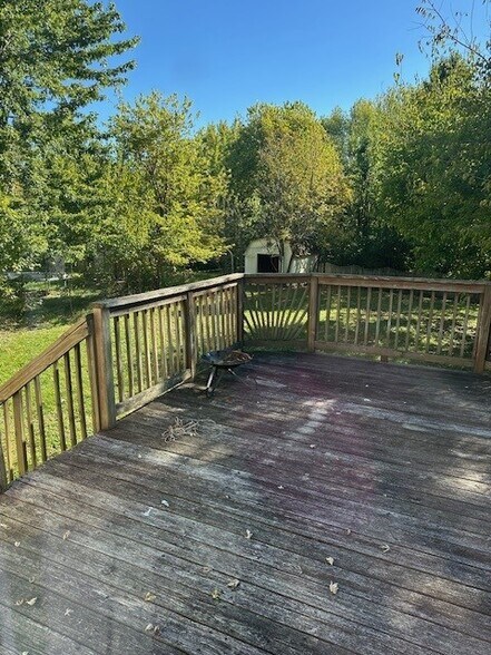 Large backyard with deck - 6665 Centennial Dr
