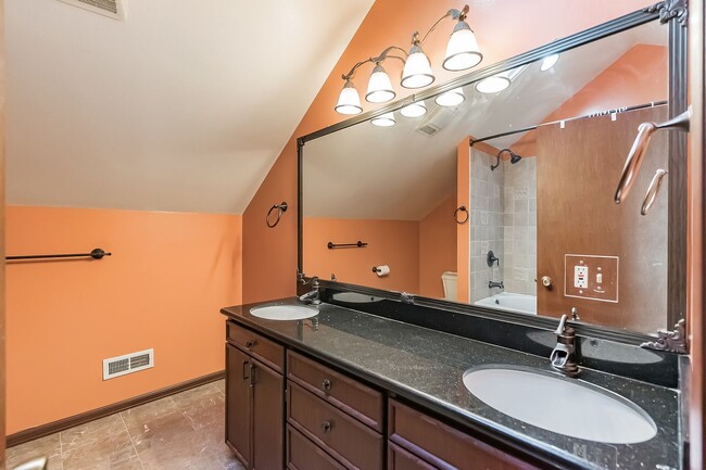Building Photo - Hyland Hills 5 Bedroom Gem