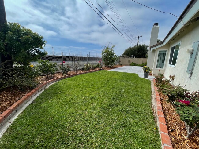 Building Photo - 3 bedroom 2 bath home in desired neighborhood