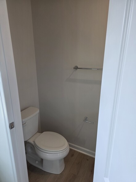 Powder Room - 2900 Orch Rdg Ln