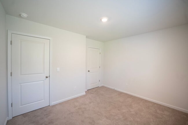 Building Photo - AVAILABLE NOW!