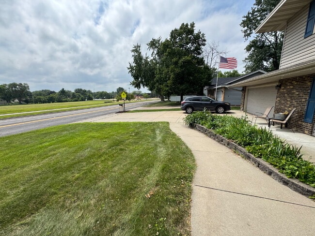 Building Photo - "Experience Elegant Living: 4-Bed Home with Granite Touches & Cozy Fireplace in Cottage Grove!"