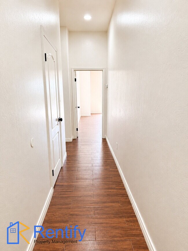 Building Photo - 4 bed, 2.5 bath home in NW Bakersfield - Gardener included