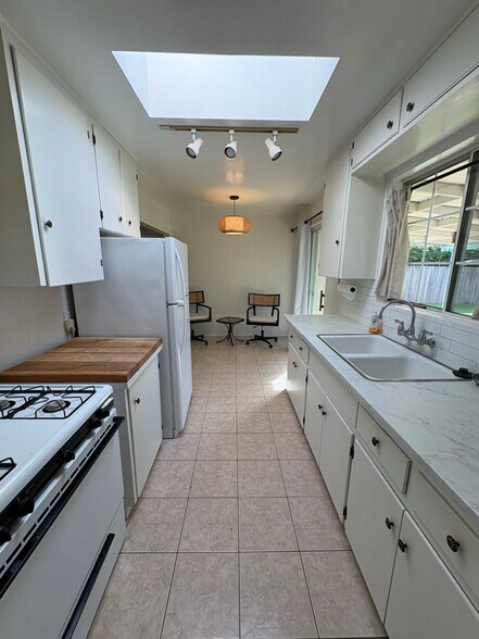 Building Photo - 1729 S Clementine St