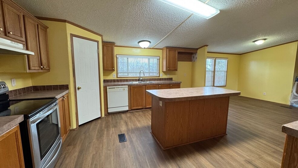 Building Photo - 21120 Binford Rd