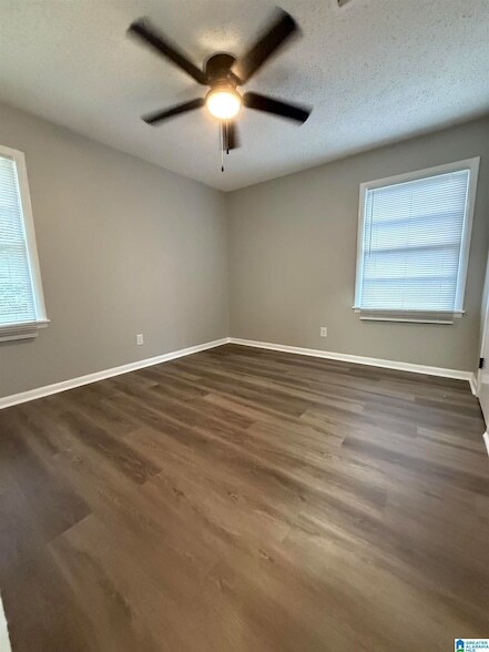 Building Photo - 205 Lake Dr Cir NE