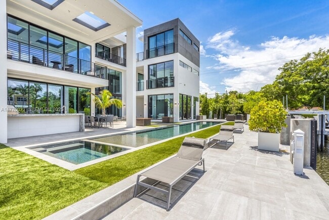 Building Photo - 1400 Bayview Dr