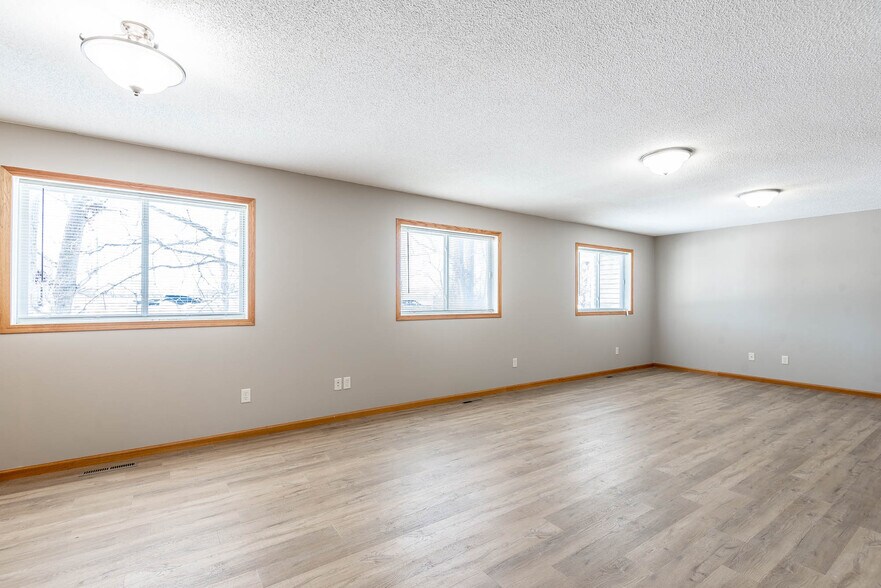 Building Photo - 220 Lakeview Dr