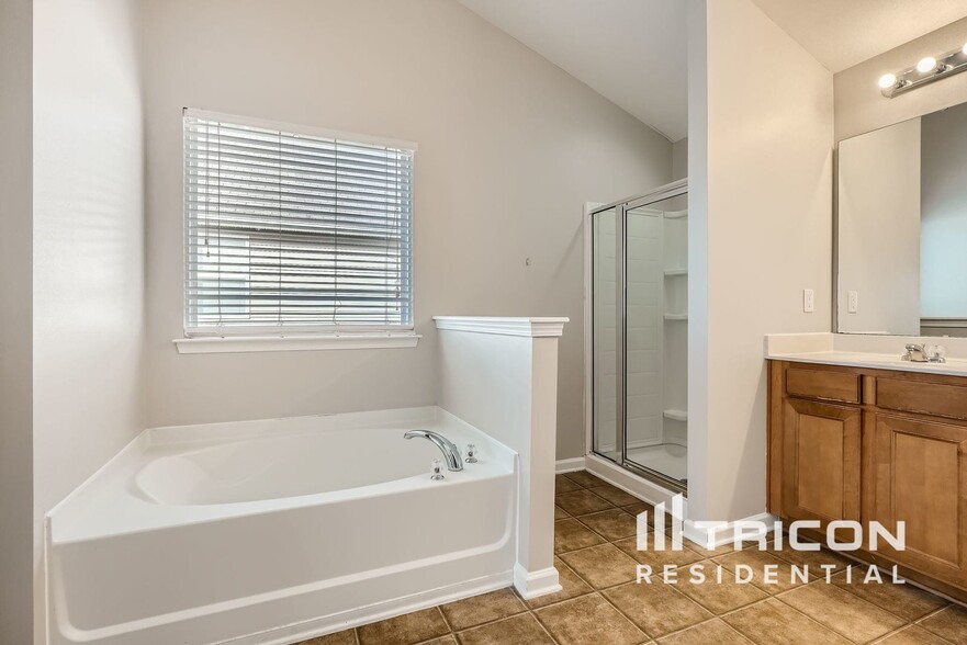 Building Photo - 12733 Oakton Hunt Dr