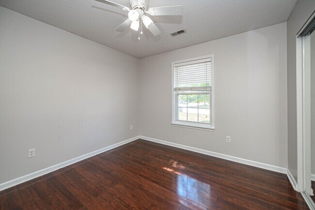 Building Photo - 709 Campusview Dr