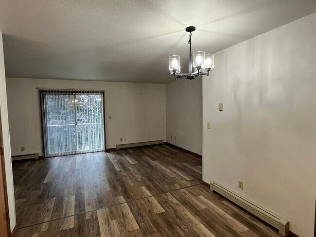 Building Photo - 2450 Willow Dr