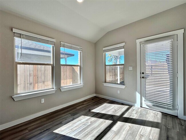 Building Photo - 321 Coda Xing