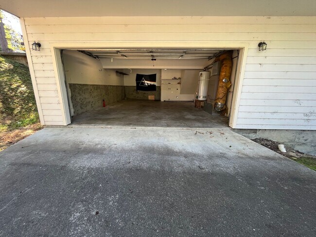 Building Photo - 1146 Vista Dr