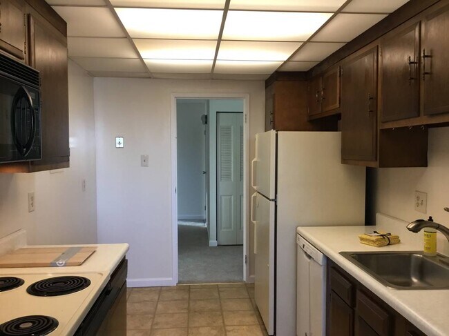 Big Kitchen with space for table/chairs, high chair, chef's table - 1401 N Rhodes St