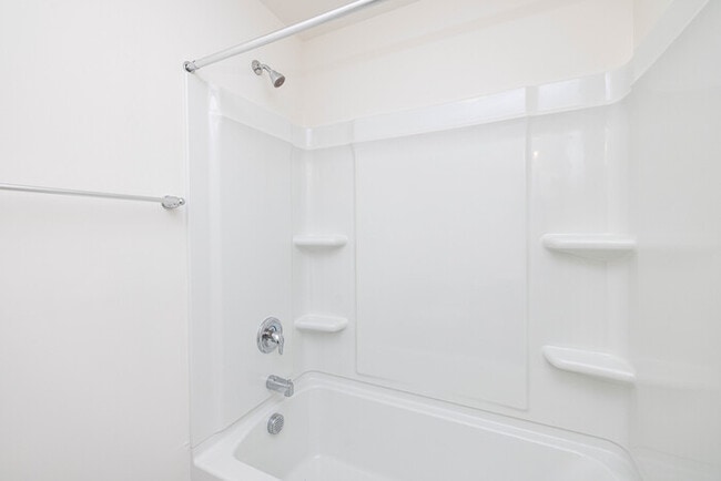 Building Photo - Charming 2 br 2.5 ba townhome covered fron...