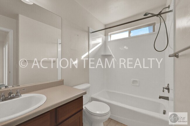 Building Photo - Mid-Row Townhome in Riverton