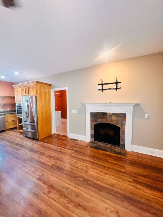 Building Photo - Tucked Away 3 Bedroom Gem on Private Road ...