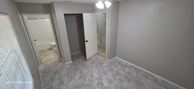 Building Photo - Charming 3BR/2BA Bradenton Home with Extra Storage & Parking