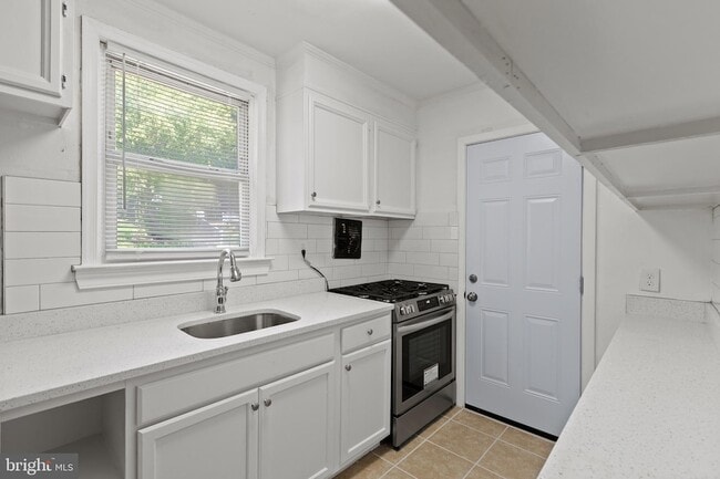 Building Photo - 4816 Woodlawn Dr