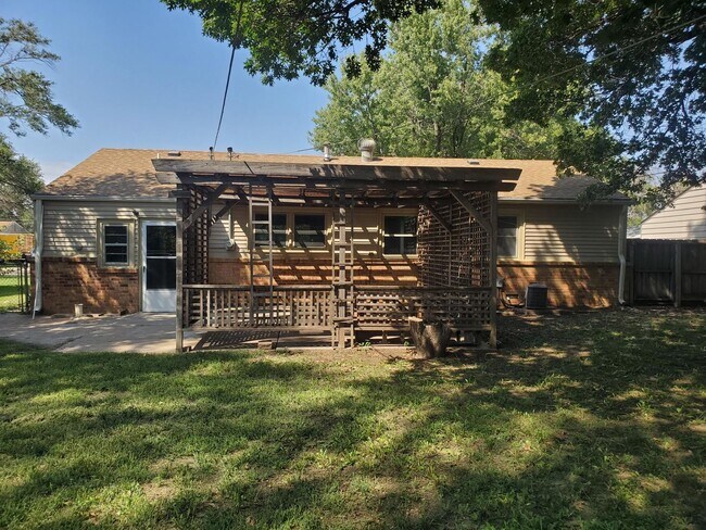 Building Photo - Single family home Recently renovated, mov...