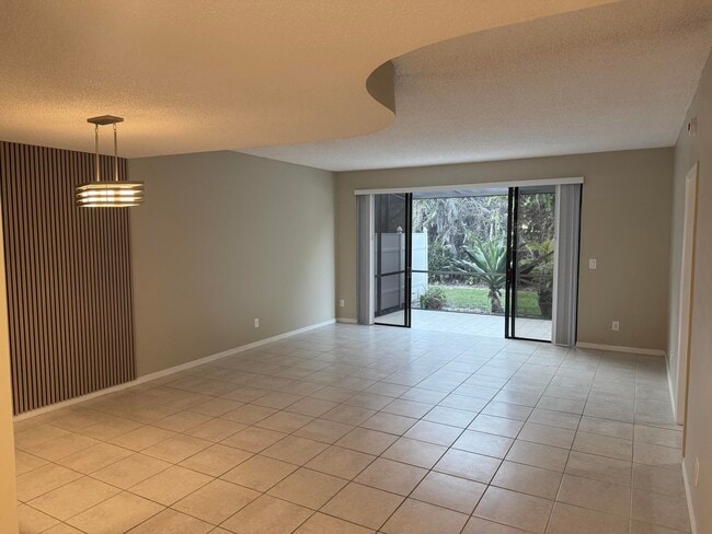 Building Photo - 8705 Vía Giula