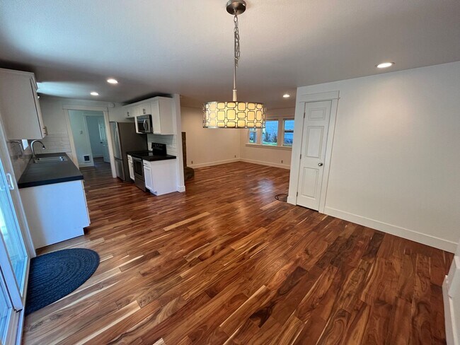 Building Photo - Charming Three Bedroom Home on Bend's West...