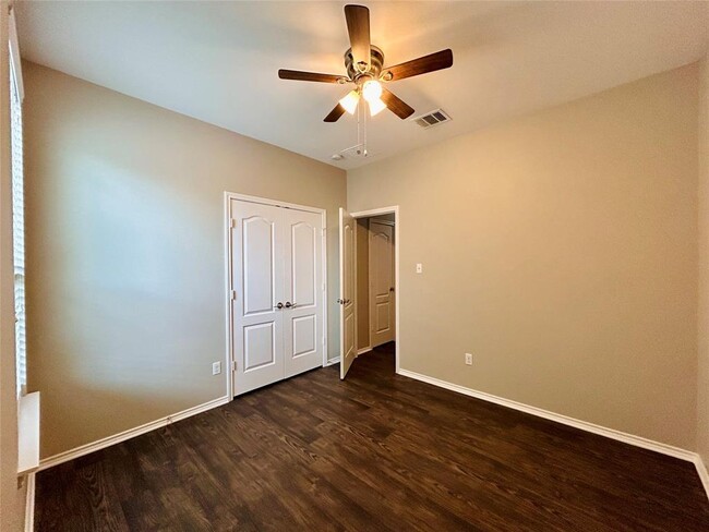 Building Photo - 14200 Lake Victor Dr
