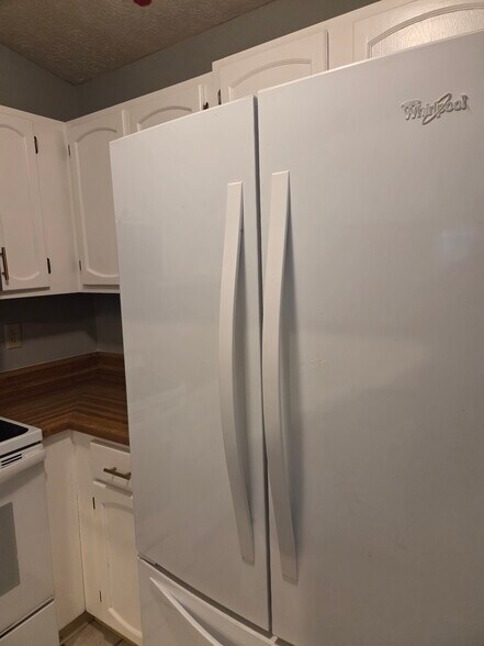 French door fridge with bottom freezer - 829 Applewood Ln