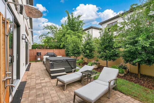 Building Photo - 8311 Via Vittoria Way
