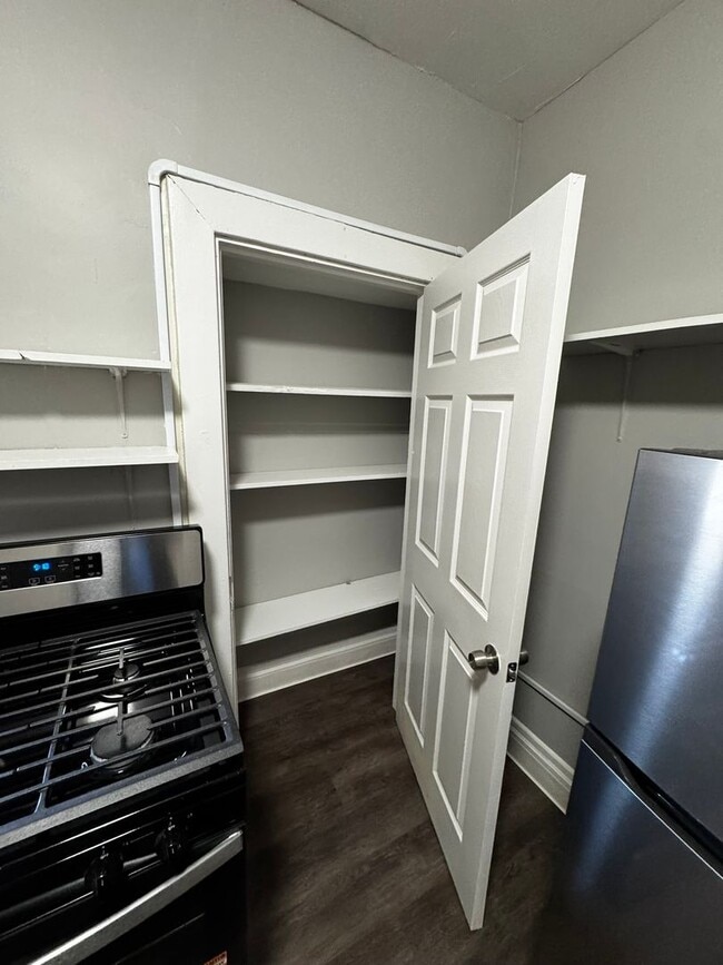 Building Photo - Newly Remodeled Two Bedroom Apartment in Squirrel Hill