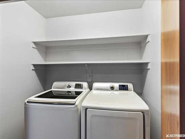 Building Photo - Spacious & Updated 3 Bedroom Duplex Near M...