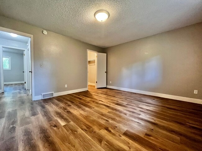 Building Photo - 3 Bedroom 2 Bathroom Ranch Style Home!