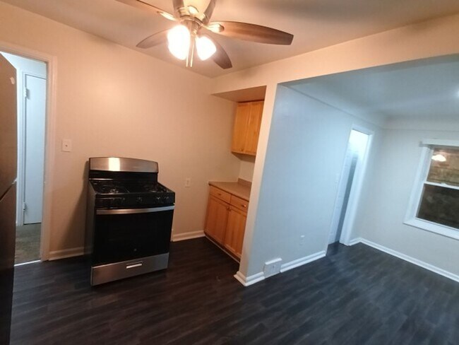 Building Photo - 3 bedroom, 1 bath, brick bungalow now available! $1,500