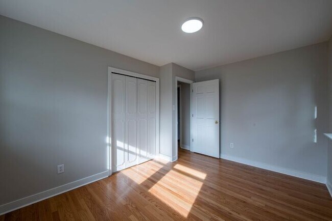 Building Photo - Newly remodeled 3/2.5