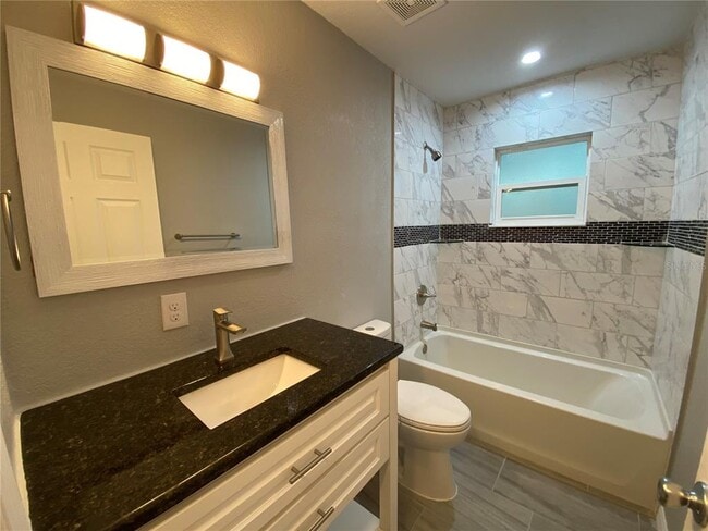 Building Photo - 38415 9th Ave