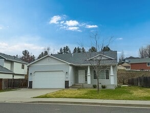 Building Photo - Beautiful 3 Bed, 2 Bath Home in Golden Hills