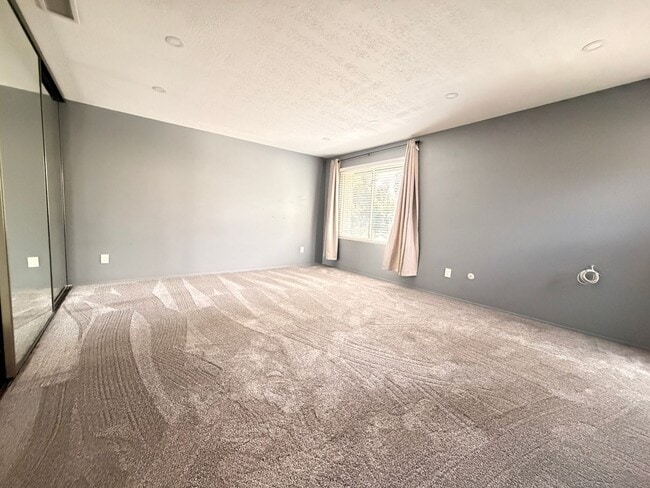 Building Photo - Beautiful Bay Ridge Cul-de-Sac Townhome