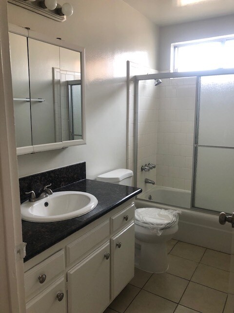 Main bathroom - 4475 Rosewood Ave